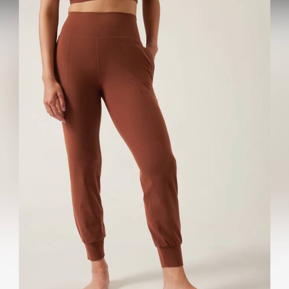 Athleta Salutation Joggers in Ancient Mahogany